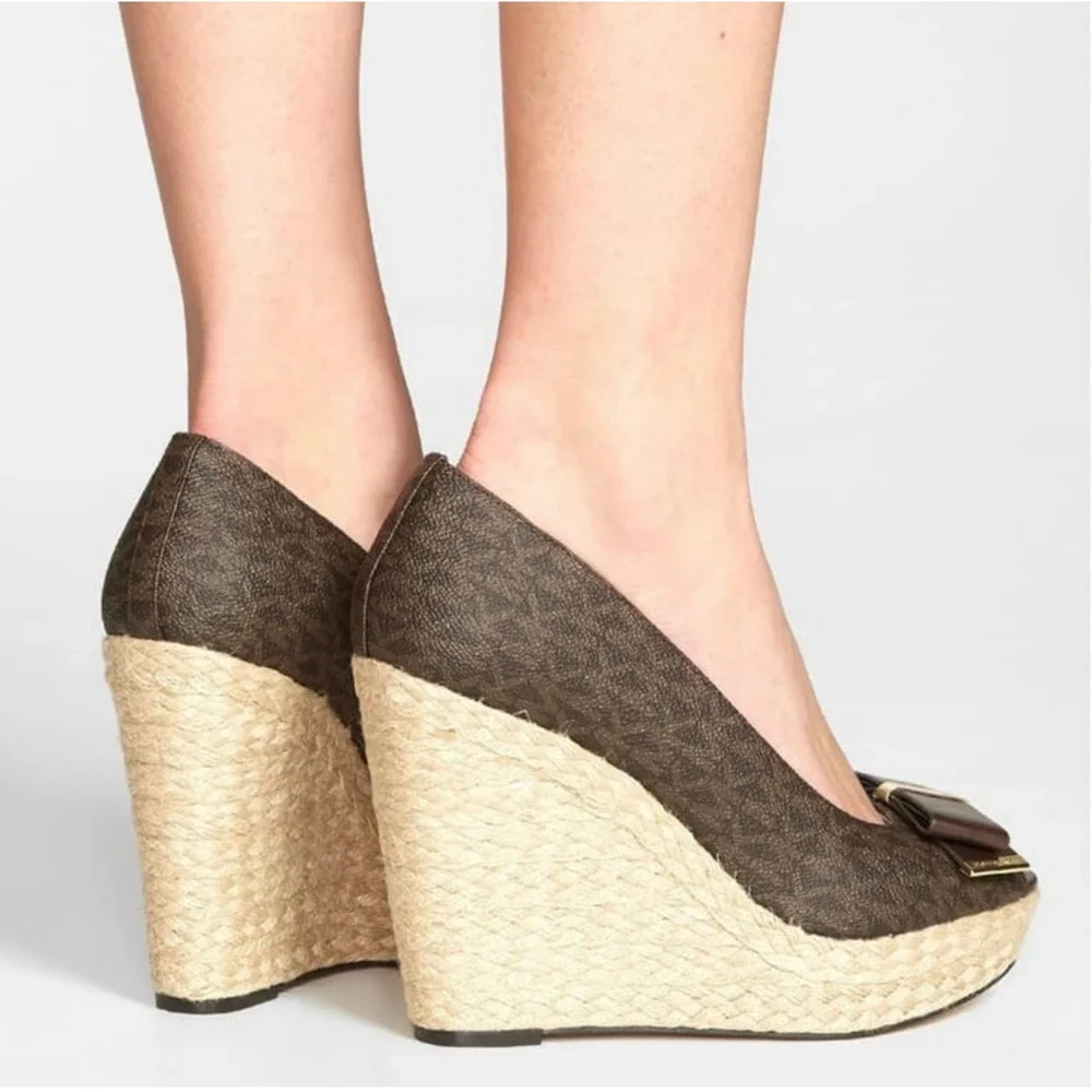 Michael Kors Brown Monogram Peep Toe Wedge Espadrille Sandals Bow 8M NEW